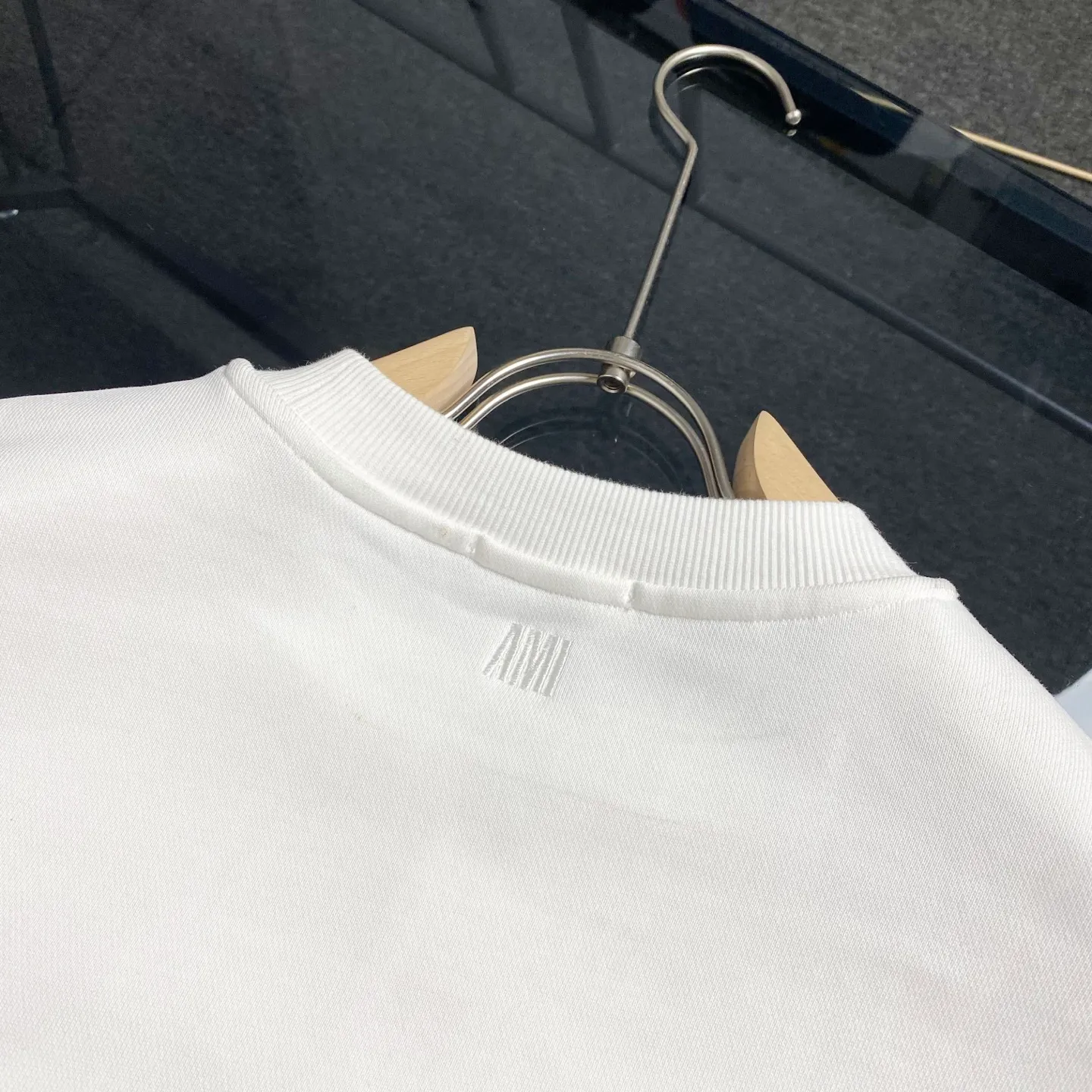 AMI/Love Embroidery-Pure cotton round neck heavy sweater, simple and exquisite logo love letter embroidery🪡LOGO logo 2026New Arrival-Original development/100% cotton Fashion Versatile-Light luxury trend Three standards complete-Premium Quality Size: S-XL Color: Black.White.Green.Apricot.
